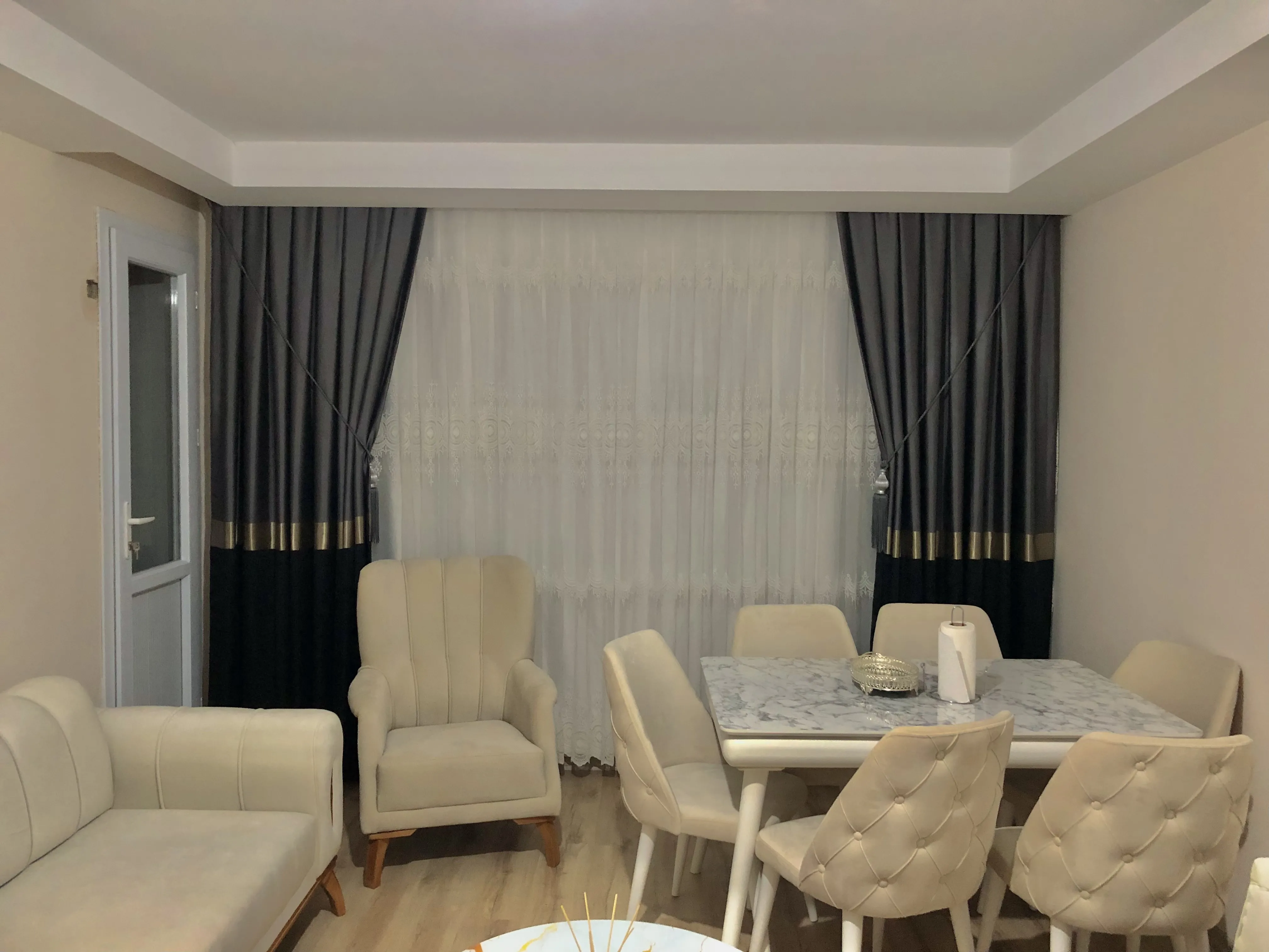 Damask desenli tül ve Pano fon perdemiz.